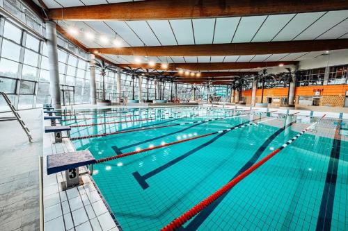 une grande piscine intérieure avec une grande piscine dans l'établissement Maison familiale avec salle de jeux, à Nabringhen