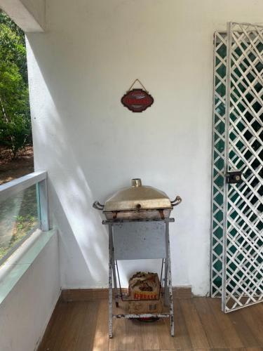 aanding oven in a room with a white wall at Granja Vale das Águas in Igarassu
