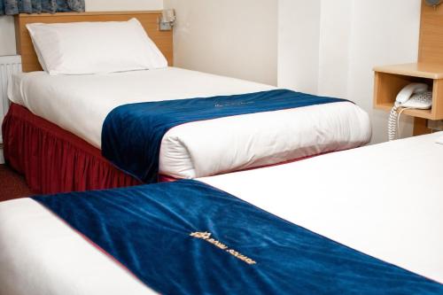 Una cama o camas en una habitación de Royal Square Hotel - NEC & Birmingham Airport