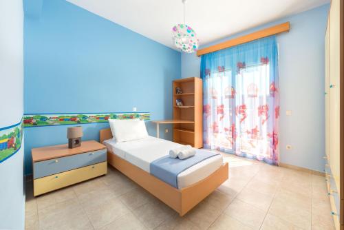a bedroom with a bed and a dresser and a window at villa de calme in Pastida