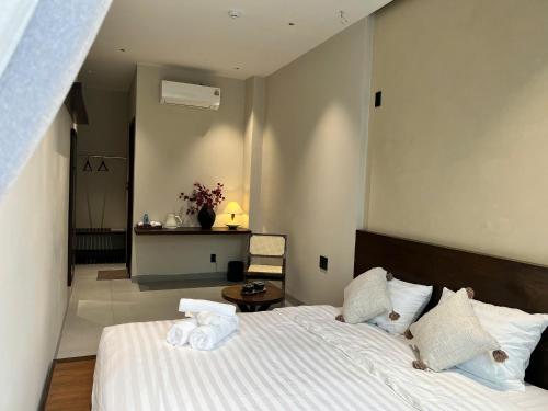a bedroom with a bed with towels on it at Ladyfit House in Thôn Trường Giang