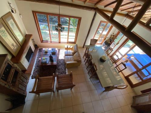 an overhead view of a living room with a table and chairs at Um Sonho Casa - Secretário RJ in Araras Petropolis
