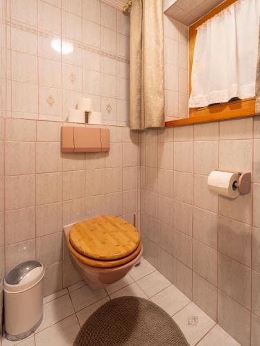 a bathroom with a toilet with a wooden seat at Ferienhaus Elfi in Abtenau