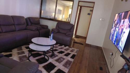 una sala de estar con un sofá y una mesa en Alma suites, en Paulo