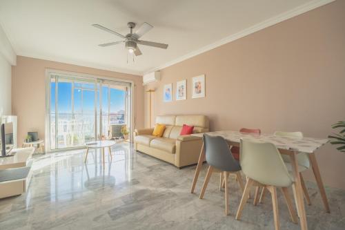 un salon avec une table, des chaises et un canapé dans l'établissement Sea & City View, à Nice
