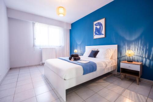 une chambre avec un lit avec un ours en peluche dessus dans l'établissement Sea & City View, à Nice