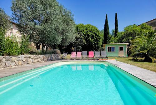 Piscina en o cerca de L'Escale Provençale
