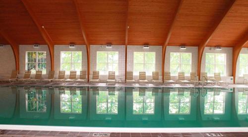 duży basen z leżakami w budynku w obiekcie Tanglwood Resort w mieście Hawley