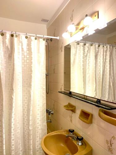 a bathroom with a sink and a mirror at Departamento Frente al Mar, Edif Iskofema II in Miramar