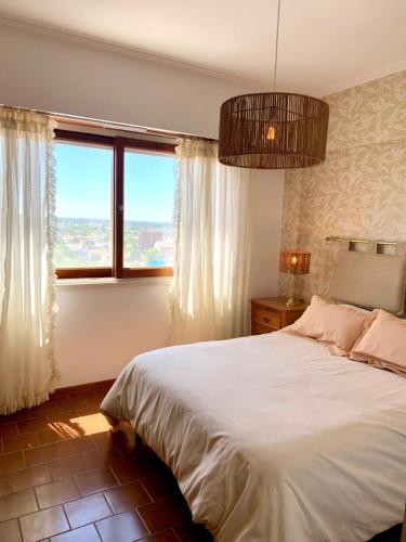 a bedroom with a bed and a large window at Departamento Frente al Mar, Edif Iskofema II in Miramar
