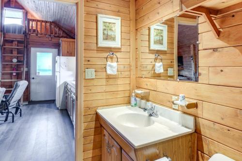 Ένα μπάνιο στο All-Season Long Lake Base Camp! Family Cabin