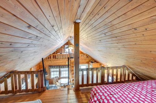 Ένα ή περισσότερα κρεβάτια σε δωμάτιο στο All-Season Long Lake Base Camp! Family Cabin