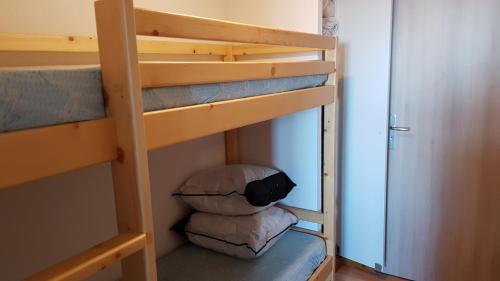 Cette chambre dispose de lits superposés et de 2 lits superposés. dans l'établissement Station Thollon - Vue sur le Lac - EVIAN, à Thollon-les-Mémises