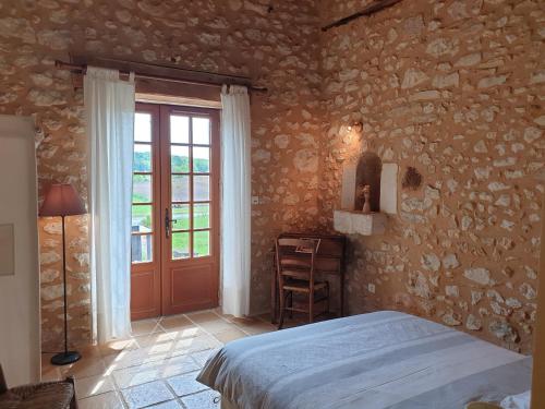 Postel nebo postele na pokoji v ubytování Les Chambres de Bonneval - Chambre d'hôtes au cœur du Périgord