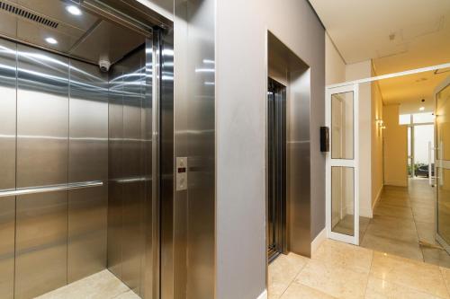 a hallway with a walk in shower in a house at 360 Sanfran Riachuelo in Sao Paulo