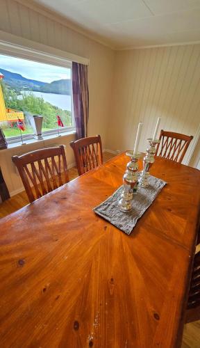 un tavolo di legno con due candele sopra di Knobelauch Family Home, Valdres a Vøle