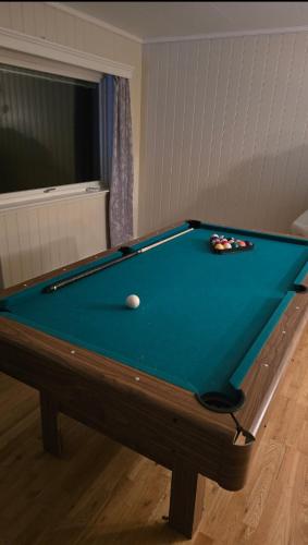 un tavolo da biliardo con una palla sopra di Knobelauch Family Home, Valdres a Vøle