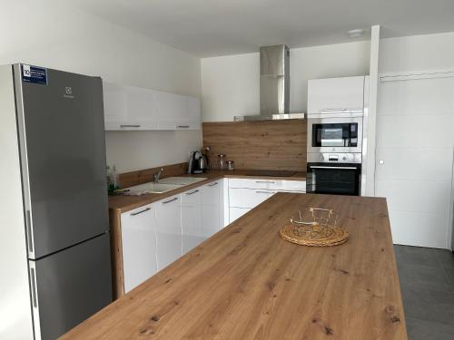 - une cuisine avec une table en bois et un comptoir dans l'établissement Instant villa Serenity - 8 people with a view, à Narbonne