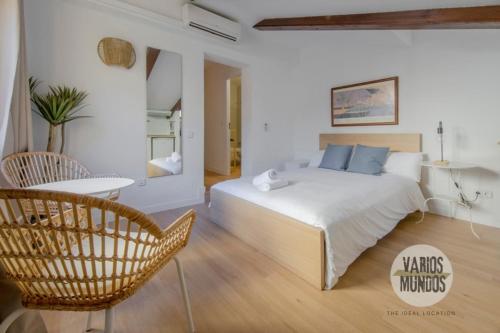 a bedroom with a bed and a table and a chair at Despertar en Madrid para 2, Carretas 25 in Madrid