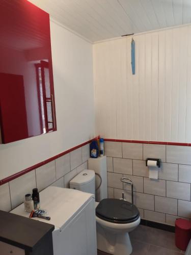 une petite salle de bain avec toilettes et lavabo dans l'établissement Le NORD AU SUD pour 2 personnes, à Villecroze