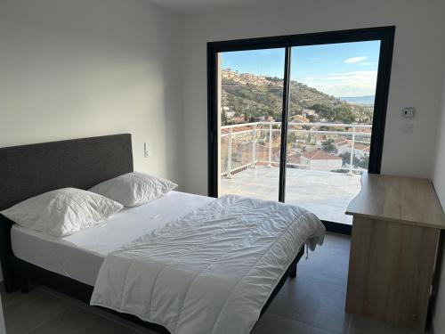 une chambre avec un lit et une grande fenêtre dans l'établissement Instant villa Serenity - 8 people with a view, à Narbonne