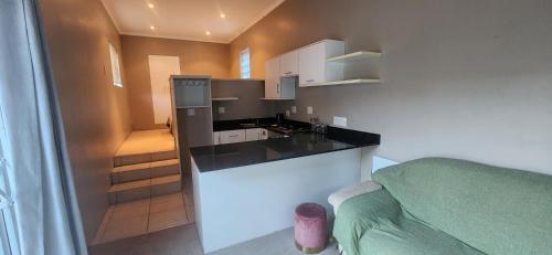 Kuchyň nebo kuchyňský kout v ubytování Simple Serenity Cozy Tiny Home