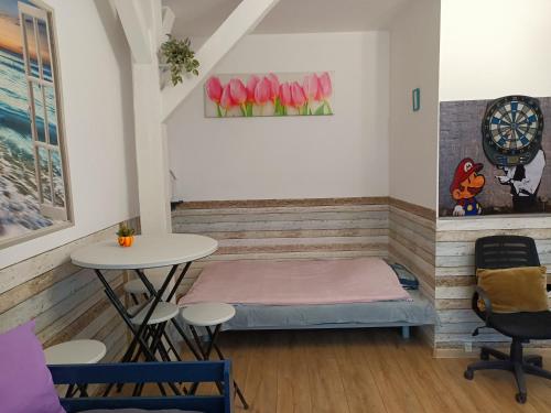 a room with a bed and a table and chairs at Centrum 3 łóżka ul Kossaka 12b przy galerii z Balkonem in Piła