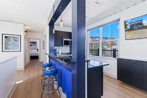 una cocina con columnas azules y una barra con taburetes en Indy Stadium Villa 711 T, en Indianápolis