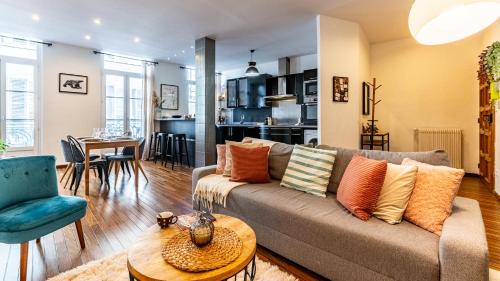 第戎Le Balcon des Cordeliers - Homillesime的客厅里有一张沙发和一张桌子。