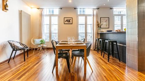 une salle à manger avec une table et des chaises dans l'établissement Le Balcon des Cordeliers - Homillesime, à Dijon