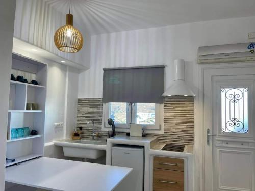 Kuchyň nebo kuchyňský kout v ubytování Marina's Cozy Studio