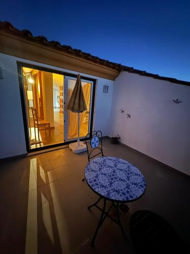 a living room with a table and a lamp at Quinta do Lidador in Chamusca