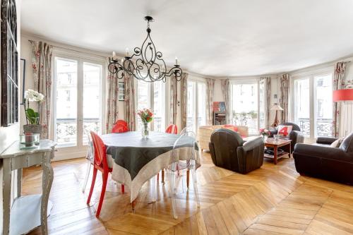un salon avec une table et une salle à manger dans l'établissement Family Apartment - MON AMOUR - Close all you need- Cosy Modern & Comfort - FREE PARIS Travel GUIDE, à Paris