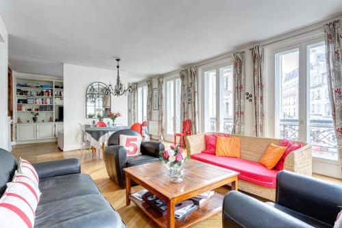 un salon avec un canapé et une table dans l'établissement Family Apartment - MON AMOUR - Close all you need- Cosy Modern & Comfort - FREE PARIS Travel GUIDE, à Paris