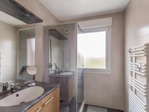 une salle de bain avec un lavabo, une douche et un miroir dans l'établissement appartement idéalement situé, à Annecy