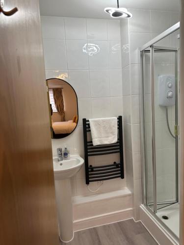 Quiet 2 bedrooms and 2 bathrooms with free parking photo 4