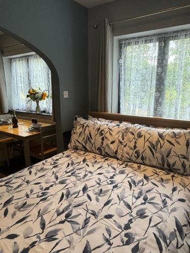 a bedroom with a bed and a desk and a window at Snipeview in Hagwothingham