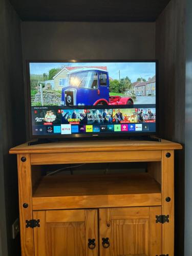 a flat screen tv sitting on a wooden stand at Snipeview in Hagwothingham