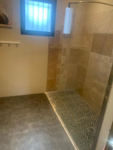 une salle de bain avec une douche avec une porte vitrée dans l'établissement Beautiful architectural villa 10 pool beds, à Laure-Minervois