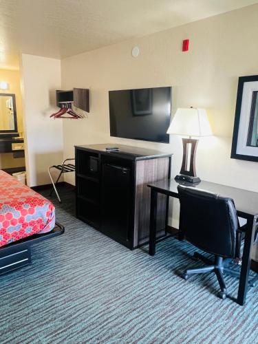 Μια τηλεόραση ή/και κέντρο ψυχαγωγίας στο Garden Inn & Suites Little Rock