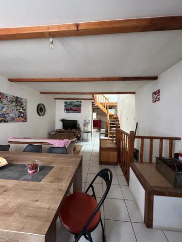 une cuisine et un salon avec une table et des chaises dans l'établissement Duplex spacieux 6p avec bar et garage, à Tournon-sur-Rhône