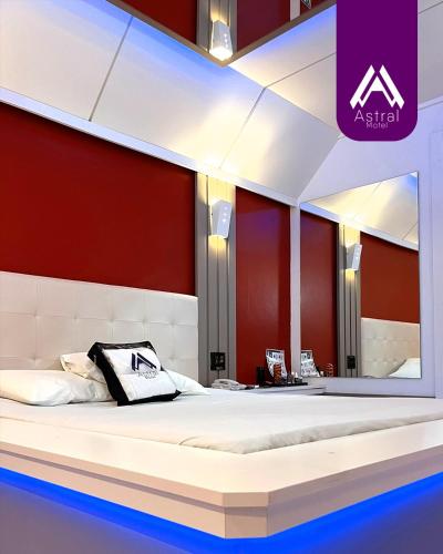a bedroom with a large bed with a large mirror at Astral Motel in Caxias do Sul