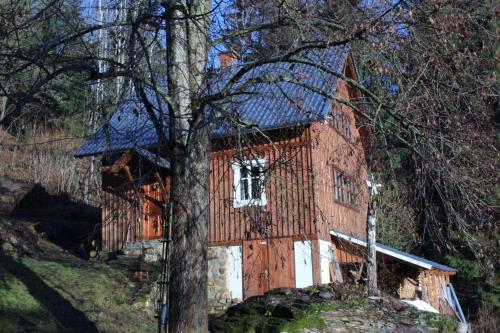 El edificio en el que está el chalet de montaña