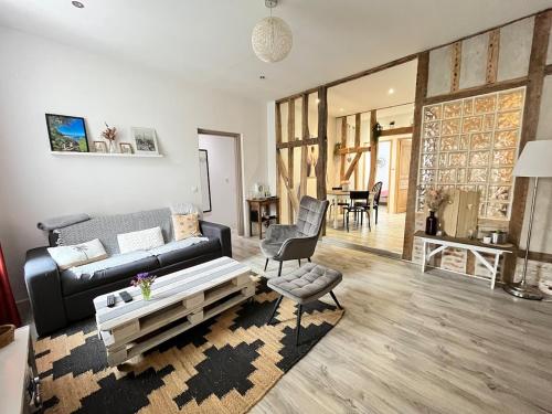 un salon avec un canapé et une table dans l'établissement Appartement avec terrasse a 10min a pied du centre et de la gare, à Troyes