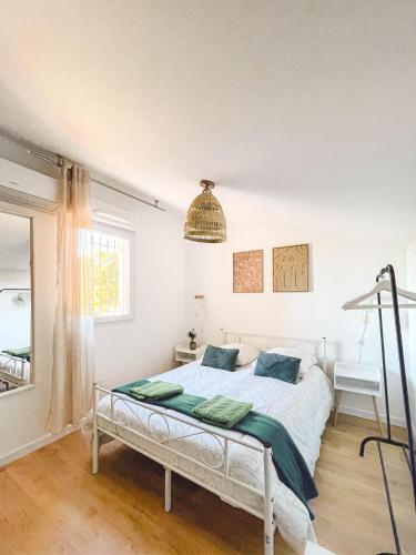Ένα ή περισσότερα κρεβάτια σε δωμάτιο στο Escapade Méditerranéenne chez Patricia et Roger