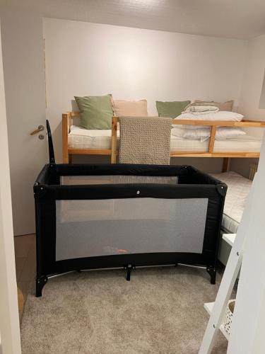 Una cama o camas en una habitación de Mysig Lägenhet
