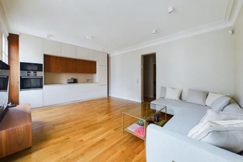 Η κουζίνα ή μικρή κουζίνα στο Superbe appartement tout équipé au coeur de Levallois !