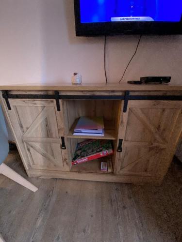 TV a/nebo společenská místnost v ubytování Charmant studio à la montagne