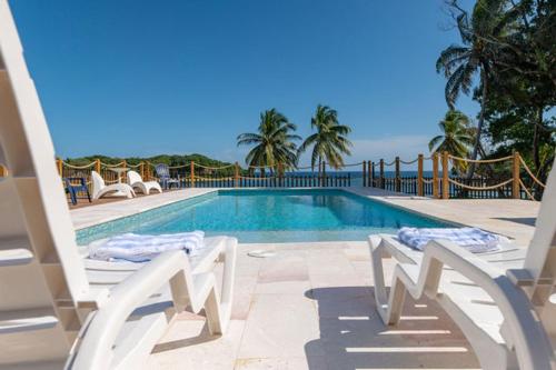 The swimming pool at or close to Paradise Reef Villas