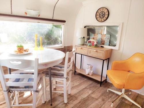 Istumisnurk majutusasutuses Dream Tiny House or Luxus Tent with pool
